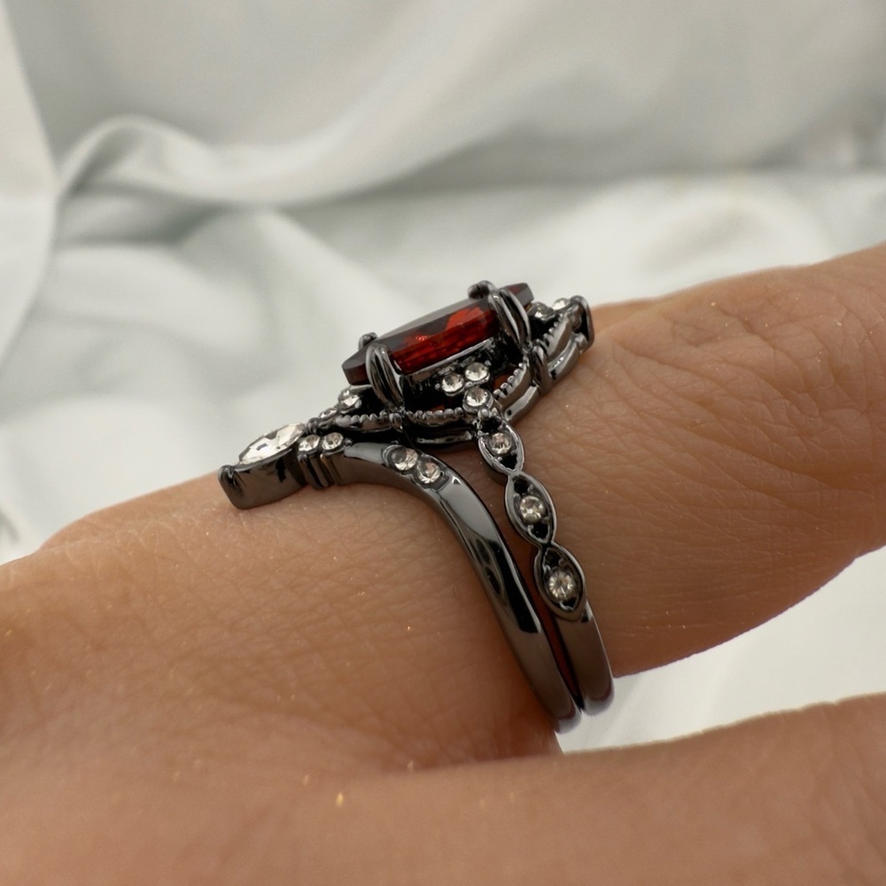 Vintage Red and Black Gemstone Ring - Picture 5 of 7